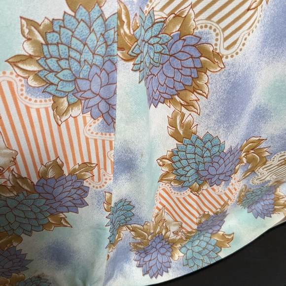 Flowing Vintage Gown with Unique Pattern - Picture 13 of 16